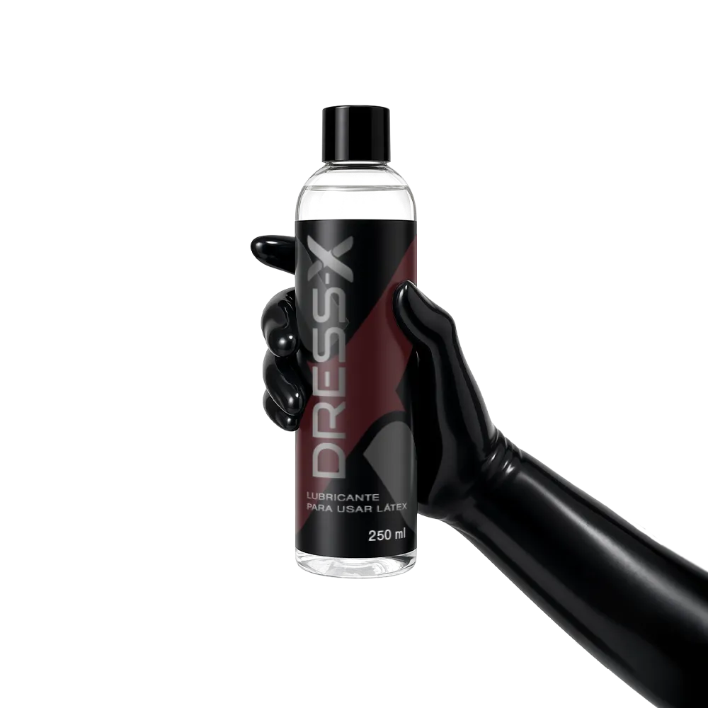 Dress-X sostenido por la mano derecha con un guante de látex