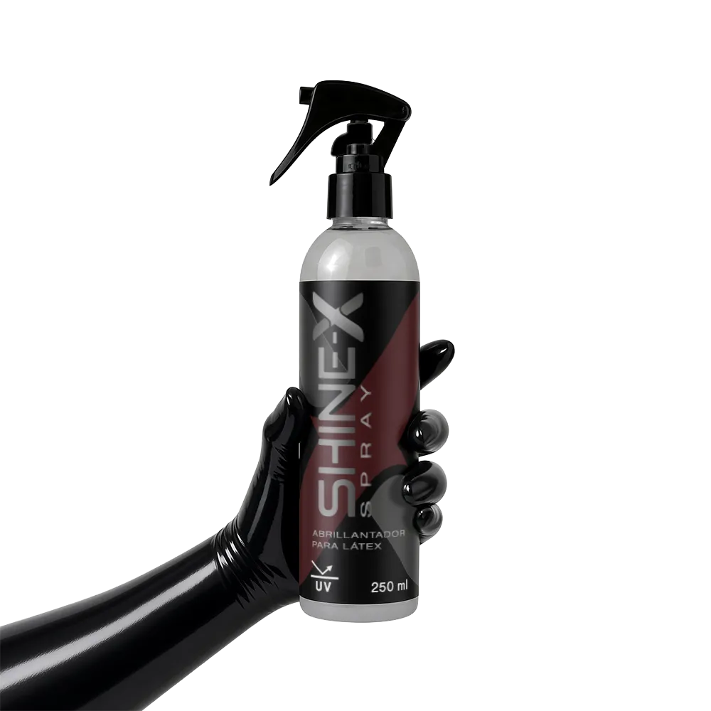 Shine-X Spray sostenido por la mano izquierda con un guante de látex