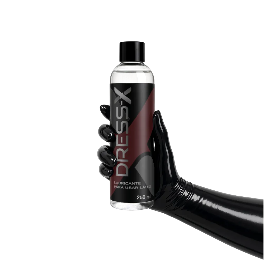 Dress-X sostenido por la mano derecha con un guante de látex