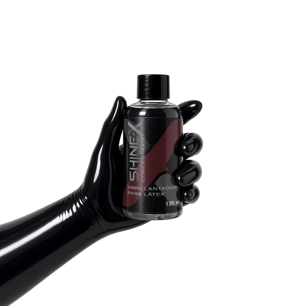 Shine-X Concentrado sostenido por la mano izquierda con un guante de látex