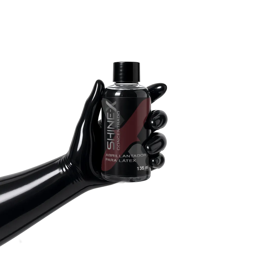 Shine-X Concentrado sostenido por la mano izquierda con un guante de látex