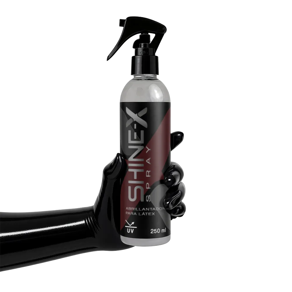 Shine-X Spray sostenido por la mano izquierda con un guante de látex